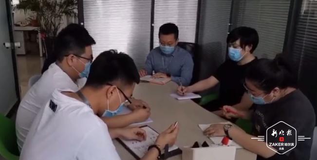 研發(fā)團(tuán)隊正在進(jìn)行軟件版本更新討論